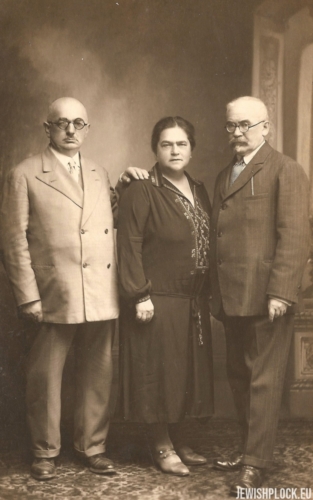Izydor Wajcman with his brother Zelik and his wife Fruma, Marienbad 1928